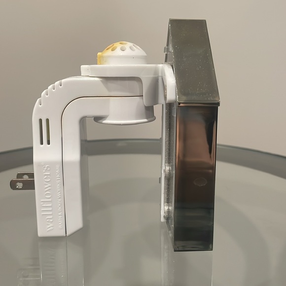 Bath & Body Works Wallflower Plug - Santa Flying Over The Houses - Picture 3 of 8